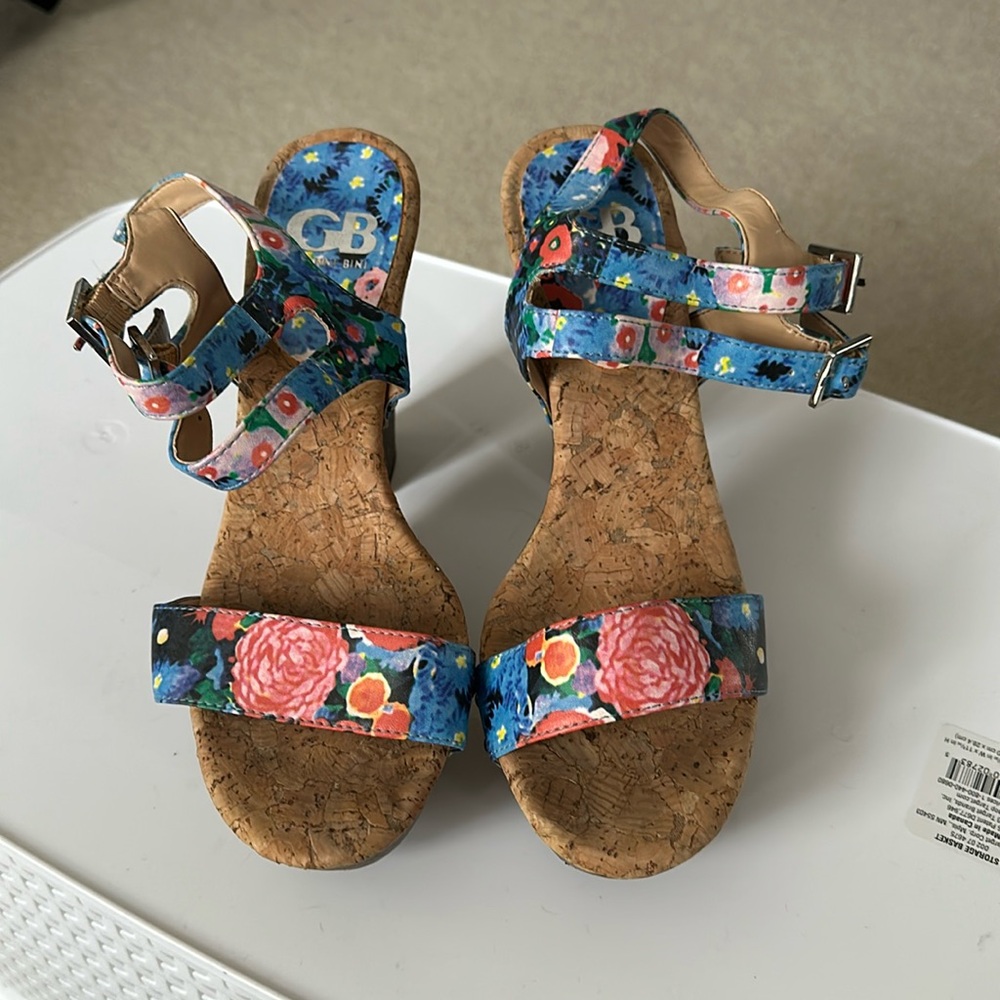 Gianni Bini platform sandals
